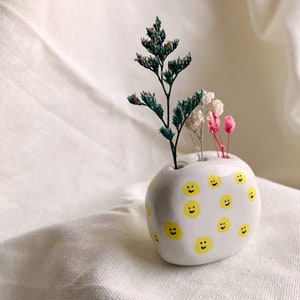 Smiley Face Tiny Vase / Mini Decorative Things / Mini Vase with happy face / Be Happy Gift / Funky Home Decor / Kawaii Style Decor / Modern