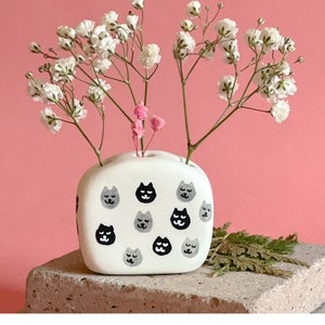 Cat Tiny Modern Vase / Handshaped mini vase / Handpainted bud vase / Cat heads design / Cat Whiskers vase / Vase for holding small flowers