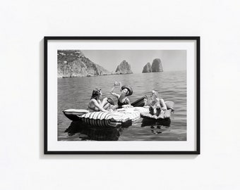 Schwimmendes Mittagessen, drei junge Frauen essen Spaghetti auf aufblasbaren Matratzen am See von Capri, schwarz-weiße Wandkunst, Vintage-Druck