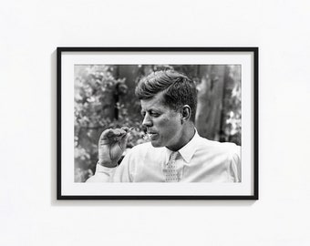 J. F. Kennedy Druck, Kennedy raucht eine Zigarre schwarz und weiß Wandkunst, Vintage Druck, Fotografie Drucke, Foto Kunstdruck in Museumsqualität