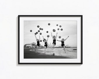 Femmes sautant avec des ballons sur la plage Print, Fun Poster noir et blanc Wall Art, impression vintage, tirages de photographie, impression de qualité musée