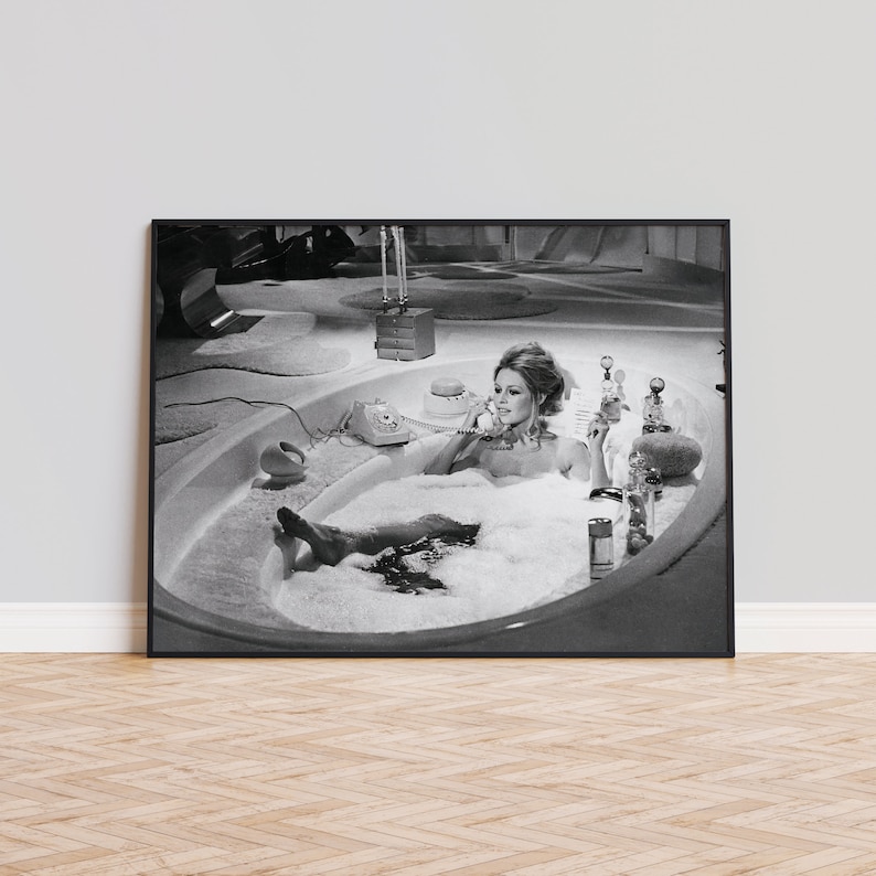 Brigitte Bardot Bathtub Print, Bathroom Poster, Black and White Wall Art, Vintage Print, Photography Prints, Museum Quality Photo Print imagem 2