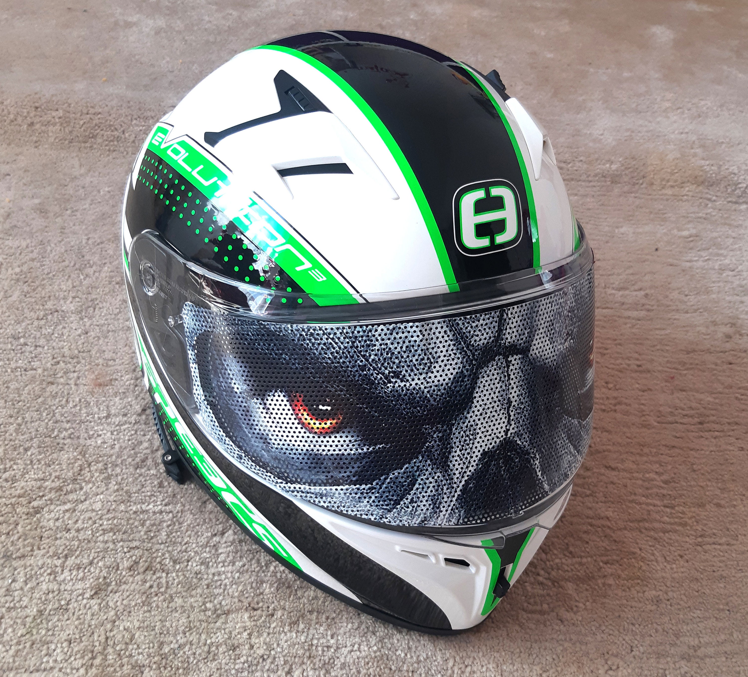 sticker casque de moto avec yeux colère