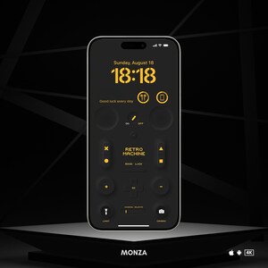 Könnte beinhalten: Ein schwarzes Smartphone mit einer gelben Digitaluhr, die "18:18" anzeigt, und dem Text "Sunday, August 18". Der Bildschirm zeigt auch eine Retro-Oberfläche mit Knöpfen und dem Text "RETRO MACHINE" in Gelb.