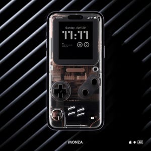 Pu&ograve; includere: Una custodia per telefono trasparente con un design Game Boy Color. La custodia ha uno schermo nero con un orologio digitale che mostra "11:11" e il testo "Sunday, April 20". La custodia ha anche un layout di pulsanti Game Boy Color nero e grigio, che include un pad direzionale, due pulsanti frontali e un pulsante di avvio. Il testo "GAME BOY" &egrave; stampato sulla custodia.