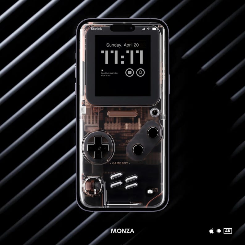 Pu&ograve; includere: Una custodia per telefono trasparente con un design Game Boy Color. La custodia ha uno schermo nero con un orologio digitale che mostra "11:11" e il testo "Sunday, April 20". La custodia ha anche un layout di pulsanti Game Boy Color nero e grigio, che include un pad direzionale, due pulsanti frontali e un pulsante di avvio. Il testo "GAME BOY" &egrave; stampato sulla custodia.