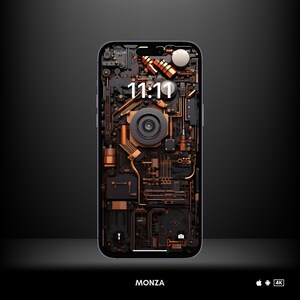Puede incluir: Un teléfono inteligente con un fondo de pantalla personalizado que presenta una ilustración detallada de una placa de circuito con acentos de cobre y oro. El fondo de pantalla incluye un reloj que muestra la hora 11:11 y el texto "Friday, April 20". El teléfono está sobre un fondo negro.
