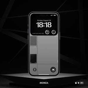 Può includere: Uno smartphone con un design grigio e nero, che mostra l'ora 18:18 del 18 agosto. Lo schermo presenta il testo "Good luck every day" e icone. La parola "MONZA" è in basso.