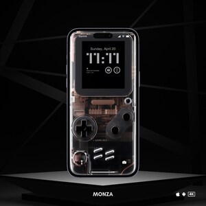 Pu&ograve; includere: Una custodia trasparente per telefono con un design Game Boy. La custodia ha uno schermo nero con un orologio digitale che mostra "11:11" e il testo "Sunday, April 20". La custodia ha anche un logo Game Boy in bianco e nero e il testo "GAME BOY".