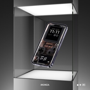 Pu&ograve; includere: Uno smartphone nero trasparente con un design Game Boy Color. Lo schermo del telefono mostra l'ora "11:11" e la data "Domenica 20 aprile". Il telefono galleggia in una teca di vetro con la parola "MONZA" stampata sotto.