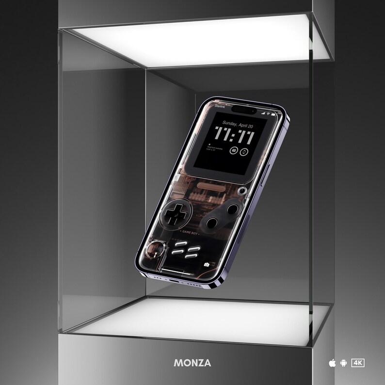 Pu&ograve; includere: Uno smartphone nero trasparente con un design Game Boy Color. Lo schermo del telefono mostra l'ora "11:11" e la data "Domenica 20 aprile". Il telefono galleggia in una teca di vetro con la parola "MONZA" stampata sotto.