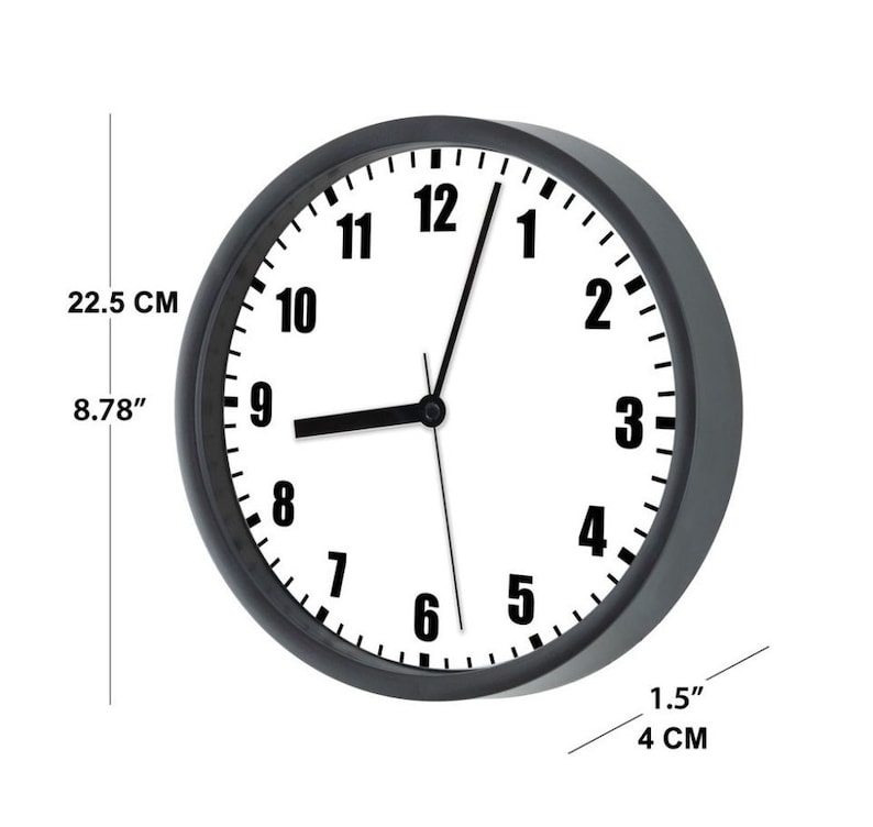 K&ouml;nnte beinhalten: Eine schwarz-wei&szlig;e Analoguhr mit schwarzen Zeigern und einem wei&szlig;en Zifferblatt. Die Uhr hat einen Durchmesser von 22,5 cm und ist 4 cm dick.