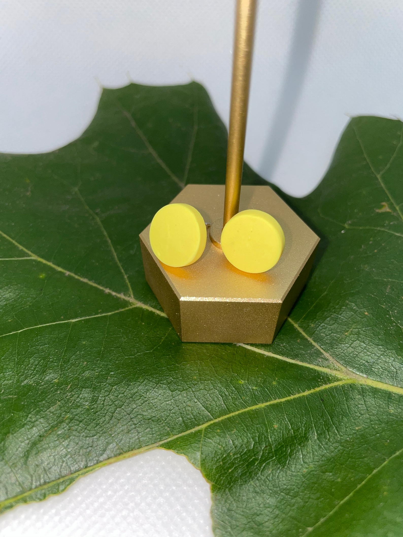 mellow yellow postiche