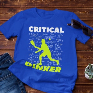 Maglietta Critical Dinker Pickleball - Divertente regalo Pickle Ball Dink - Regalo per giocatori di tennis/racchetta - Natale/compleanno per mamma e papà