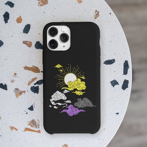 Könnte beinhalten: Eine schwarze Handyhülle mit einem gelben, weißen und violetten Wolken-Design. Die Wolken sind stilisiert und haben eine Sonne in der Mitte.