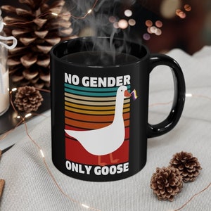 Taza de café no binaria de 11 oz, regalo de ganso sin género, taza de café negra Enby, té no binario de 11 oz, mes del orgullo sutil, taza de café con bandera LGBTQ