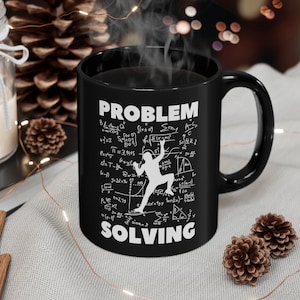 Bergsklättring 340 g kaffemugg, bouldering julklapp, matteproblemlösning 340 g svart kaffekopp, ledande sport traditionell klättrare ordvits present