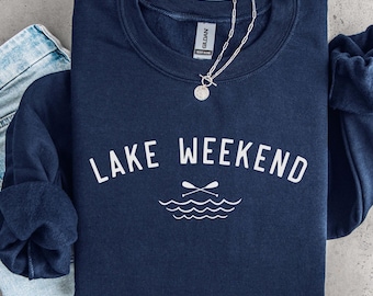 Sudadera de fin de semana en el lago, regalo para la casa del lago, cuello redondo náutico, camiseta de navegación, sudadera con capucha de vacaciones de verano, camiseta de remos de canoa, regalo para amantes de la naturaleza para ella y su esposa.