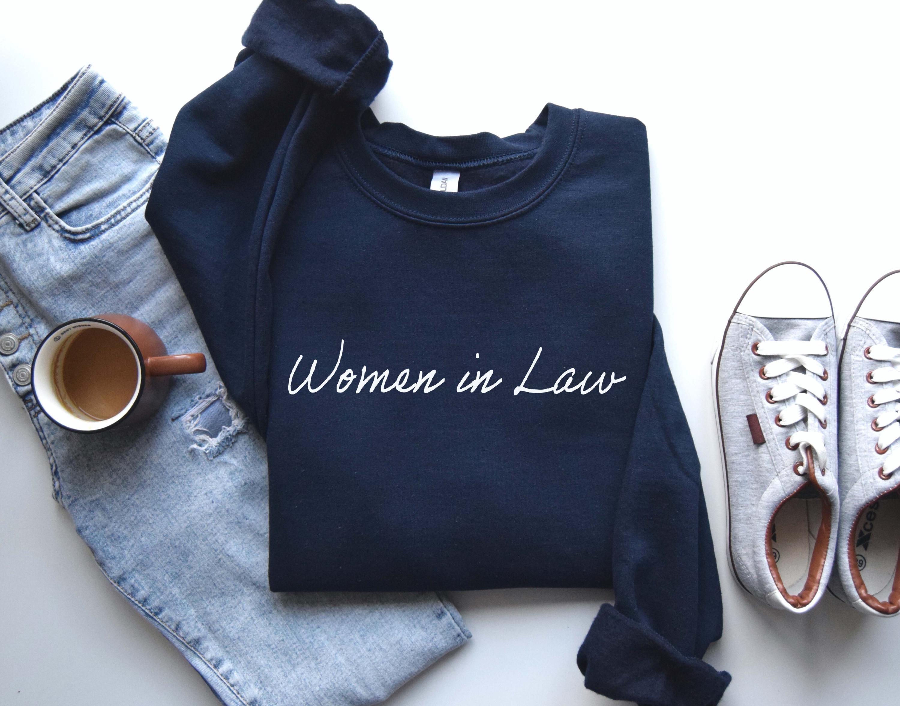 Sudadera de mujer en el derecho, sudadera de abogada, sudadera de abogada, regalo de graduada de la facultad de derecho, camiseta de estudiante de derecho, regalo de estudiante de derecho, abogada