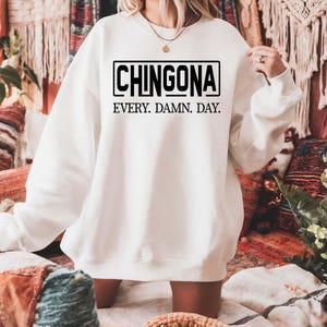 Chingona Sweatshirt, Chingona Every Damn Day Shirt, Latina Empowerment Sweater, Mexican Pride Graphic Pullover 画像 3