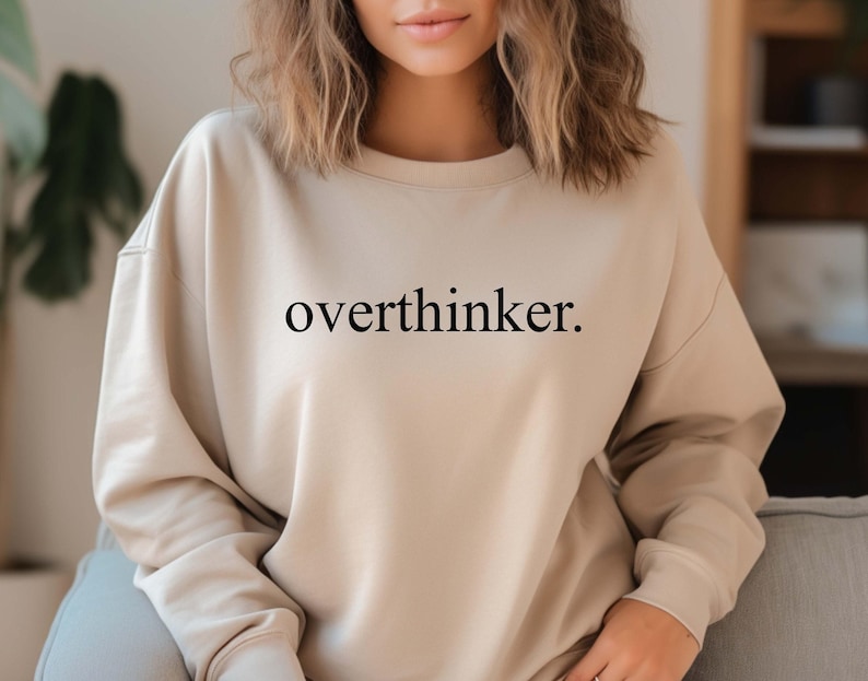 Sudadera con sobrepensamiento, regalo divertido para novia, camiseta para la ansiedad, cuello redondo para amigas elegantes, camiseta para esposa, regalo de Navidad, sudadera con el estado de ánimo imagen 1