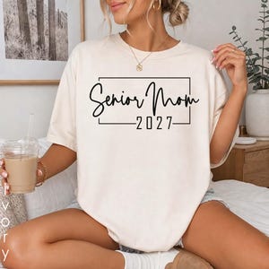 Senior Mom 2027 Shirt, Class of 2027 Shirt, Senior Sweatshirt, Graduate Shirt, College Senior Shirt, High School Senior Shirt Back To School zdjęcie 2