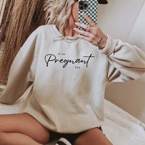 Sudadera "En mi era de embarazo", sudadera de embarazo, sudadera para mamá, regalo para mamá primeriza, regalo para revelar un bebé, anuncio de embarazo imagen 1