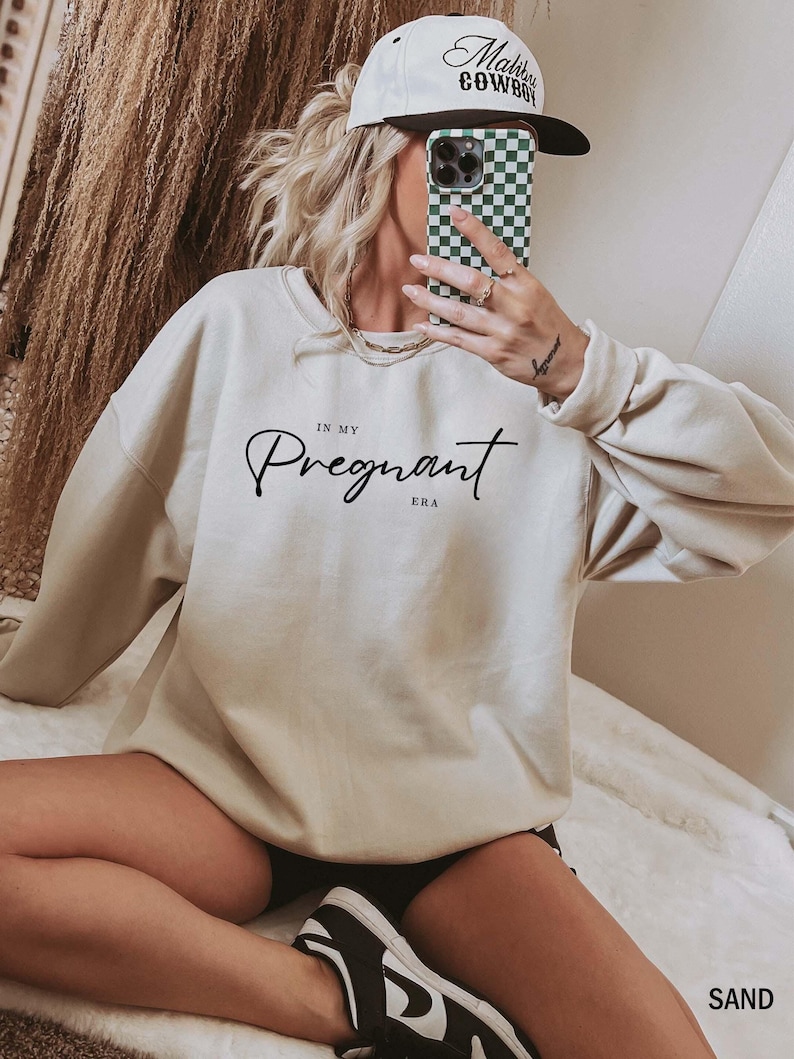 Sudadera "En mi era de embarazo", sudadera de embarazo, sudadera para mamá, regalo para mamá primeriza, regalo para revelar un bebé, anuncio de embarazo imagen 1