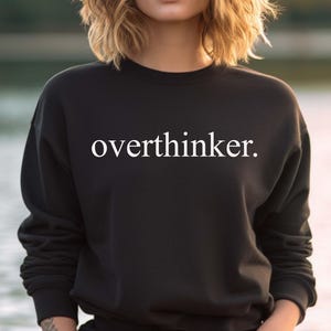 Sudadera con sobrepensamiento, regalo divertido para novia, camiseta para la ansiedad, cuello redondo para amigas elegantes, camiseta para esposa, regalo de Navidad, sudadera con el estado de ánimo imagen 3