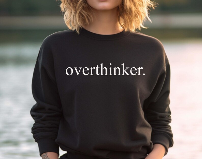 Sudadera con sobrepensamiento, regalo divertido para novia, camiseta para la ansiedad, cuello redondo para amigas elegantes, camiseta para esposa, regalo de Navidad, sudadera con el estado de ánimo imagen 3