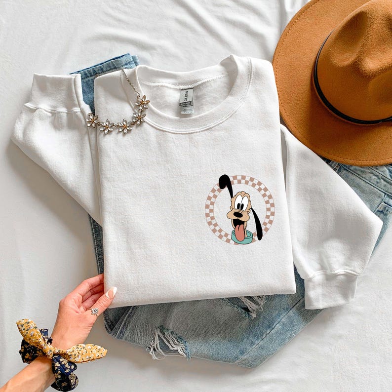 Comfort Colors Retro Mickey and Friends Shirt, Front and Back Disneyland Tee, Mickey and Co Sweatshirt, Disney World Vacation Gift afbeelding 5