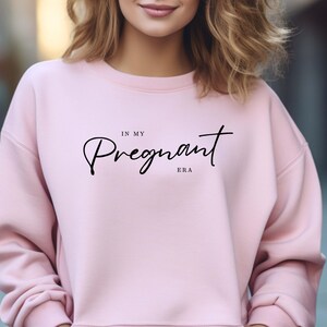 Sudadera "En mi era de embarazo", sudadera de embarazo, sudadera para mamá, regalo para mamá primeriza, regalo para revelar un bebé, anuncio de embarazo imagen 3