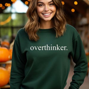 Sudadera con sobrepensamiento, regalo divertido para novia, camiseta para la ansiedad, cuello redondo para amigas elegantes, camiseta para esposa, regalo de Navidad, sudadera con el estado de ánimo imagen 4