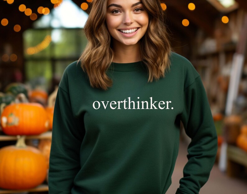 Sudadera con sobrepensamiento, regalo divertido para novia, camiseta para la ansiedad, cuello redondo para amigas elegantes, camiseta para esposa, regalo de Navidad, sudadera con el estado de ánimo imagen 4