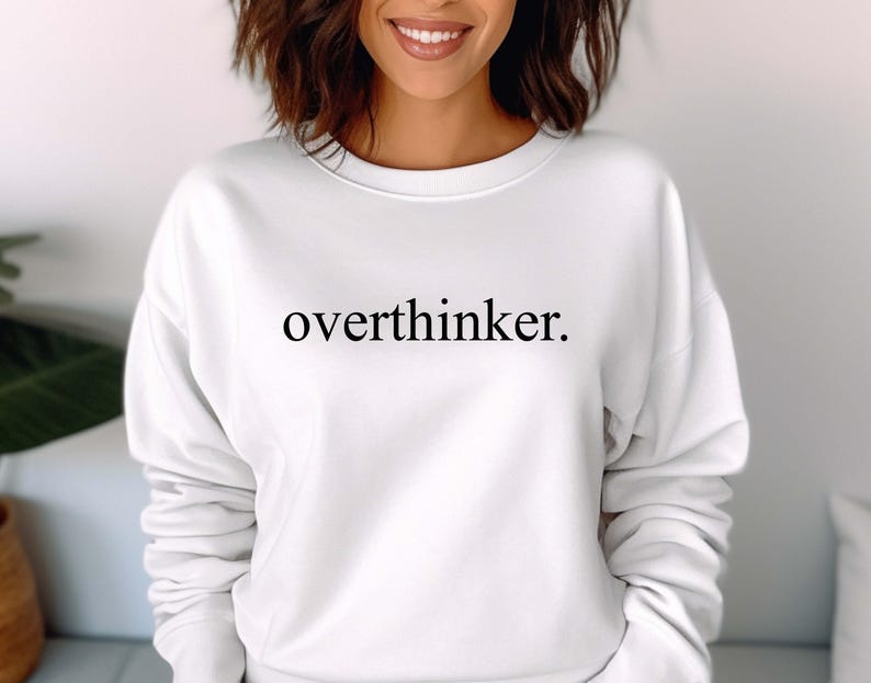 Sudadera con sobrepensamiento, regalo divertido para novia, camiseta para la ansiedad, cuello redondo para amigas elegantes, camiseta para esposa, regalo de Navidad, sudadera con el estado de ánimo imagen 2
