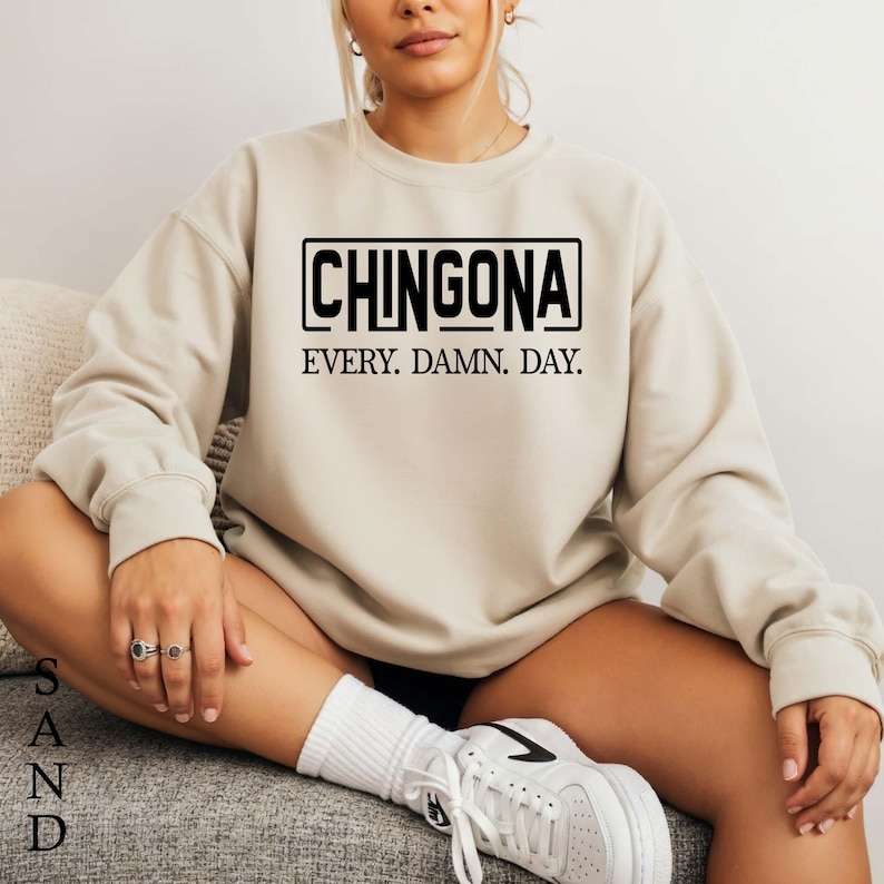 Chingona Sweatshirt, Chingona Every Damn Day Shirt, Latina Empowerment Sweater, Mexican Pride Graphic Pullover 画像 1