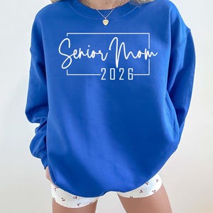 Senior Mom 2027 Shirt, Class of 2027 Shirt, Senior Sweatshirt, Graduate Shirt, College Senior Shirt, High School Senior Shirt Back To School zdjęcie 10