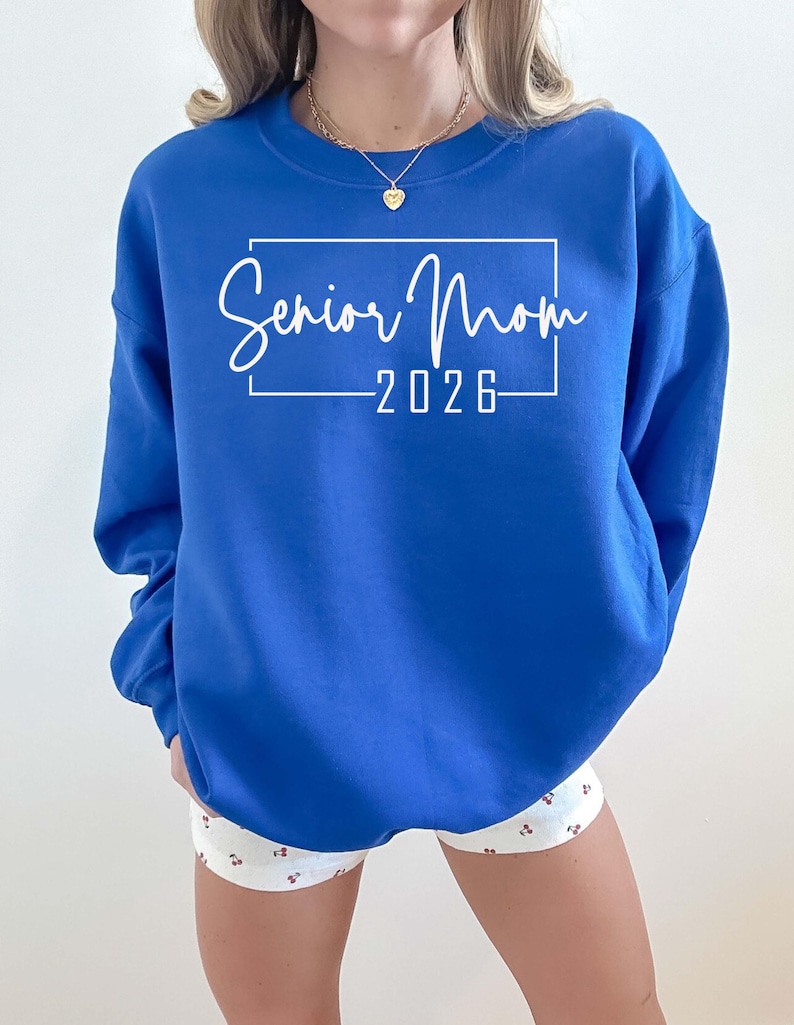 Senior Mom 2027 Shirt, Class of 2027 Shirt, Senior Sweatshirt, Graduate Shirt, College Senior Shirt, High School Senior Shirt Back To School zdjęcie 10