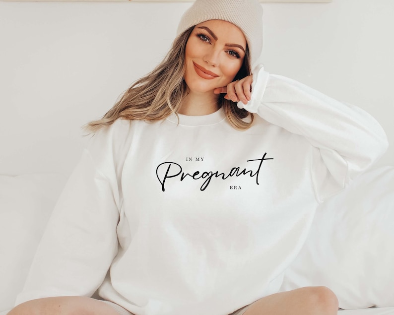 Sudadera "En mi era de embarazo", sudadera de embarazo, sudadera para mamá, regalo para mamá primeriza, regalo para revelar un bebé, anuncio de embarazo imagen 4
