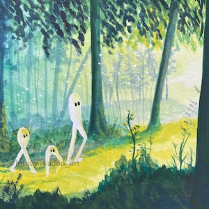 Puede incluir: Una pintura de acuarela que representa una escena de bosque con tres figuras blancas humanoides caminando por un sendero. Las figuras tienen ojos grandes y extremidades largas y delgadas. El bosque es exuberante y verde, con la luz del sol filtrándose a través de los árboles.
