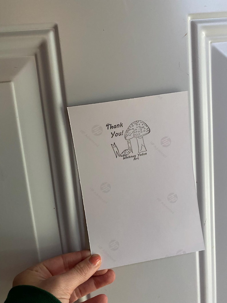 K&ouml;nnte beinhalten: Eine Dankeskarte mit einer handgezeichneten Illustration eines Pilzes und dem Text "Danke!" und "Whitney Yadon Art".