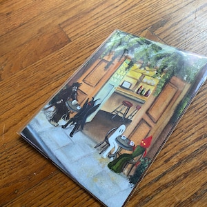 K&ouml;nnte beinhalten: Ein Aquarellbild, das eine Caf&eacute;szene mit drei Figuren zeigt, die an Tischen sitzen. Die Figuren sind eine schwarze Katze, ein Geist und eine Figur mit einer roten Kapuze. Das Caf&eacute; hat eine Bar mit Flaschen und ein Schild &uuml;ber der T&uuml;r. Das Bild ist in einem skurrilen Stil mit einem unbeschwerten Ton gehalten.