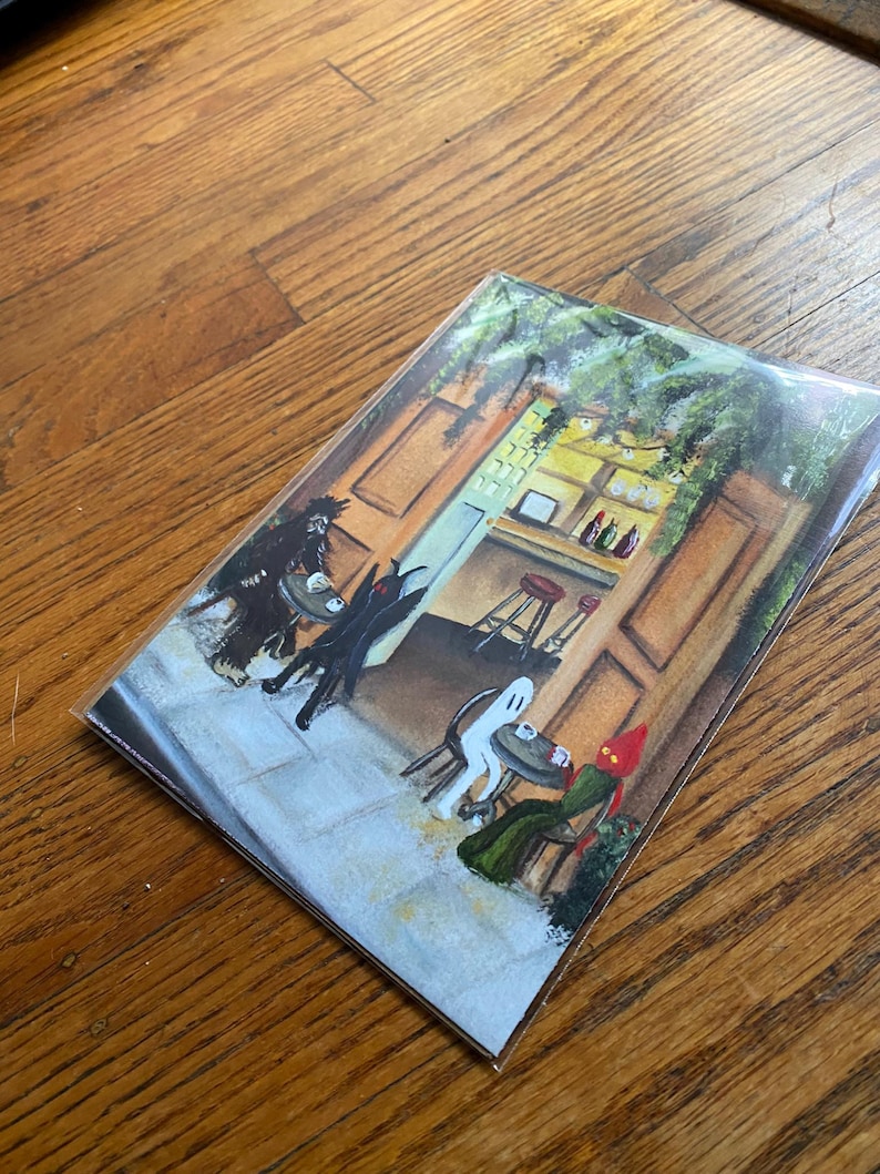 K&ouml;nnte beinhalten: Ein Aquarellbild, das eine Caf&eacute;szene mit drei Figuren zeigt, die an Tischen sitzen. Die Figuren sind eine schwarze Katze, ein Geist und eine Figur mit einer roten Kapuze. Das Caf&eacute; hat eine Bar mit Flaschen und ein Schild &uuml;ber der T&uuml;r. Das Bild ist in einem skurrilen Stil mit einem unbeschwerten Ton gehalten.