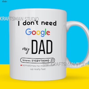 Könnte beinhalten: Weiße Keramiktasse mit dem Text "Ich brauche kein Google, mein Dad weiß ALLES" und einem Suchleistensymbol. Der Text "manchmal erfindet er Sachen sehr schnell" befindet sich unter der Suchleiste.