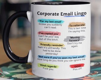 Puede incluir: Taza de cerámica blanca con asa negra. La taza tiene un borde negro y presenta un gráfico humorístico con el texto "Corporate Email Lingo" y una lista de frases de correo electrónico comunes con traducciones sarcásticas.