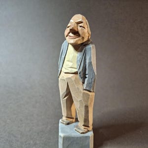 Traditionelle Holzfigur im handgeschnitzten Volkskunststil