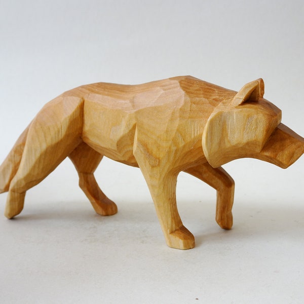 Sculpture sur bois - Un loup qui marche - Figurine fabriquée à la main