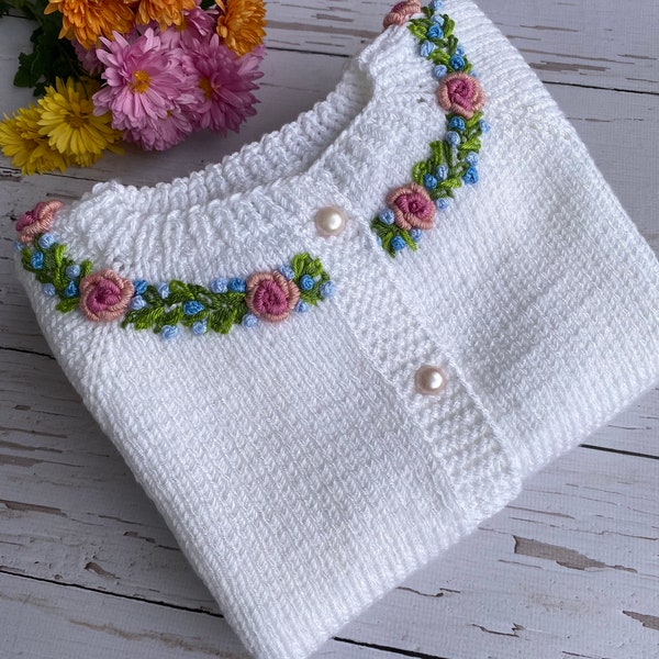 Gilet bébé tricoté à la main, pull bébé fille floral brodé, cadeau parfait pour un anniversaire.