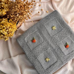 Coperta grigia lavorata a mano con ricamo di zucca, regalo di Halloween, accogliente decorazione autunnale, plaid lavorato a maglia fatto a mano, Cottagecore HomeHand