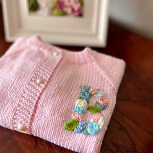Cárdigan para niña personalizado, cárdigan bordado con letras, suéter para bebé con diseño personalizado, maravilloso atuendo para niña.